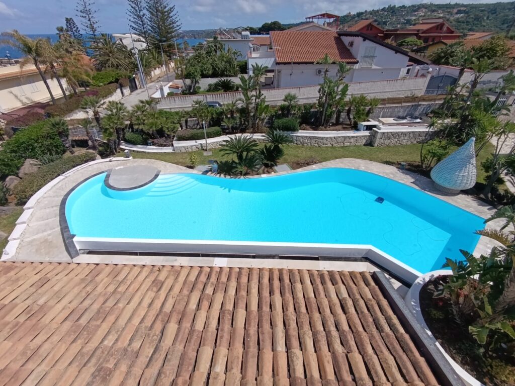 Renovering av PVC-liner i utomhuspool på Sicilien, Italien